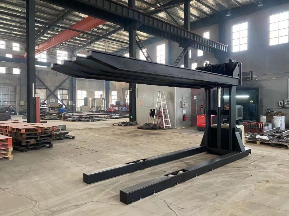 Load Capacity 2500kg Electric Pallet Stacker For Furnace, 4 Forks Electronic Steering Pedal