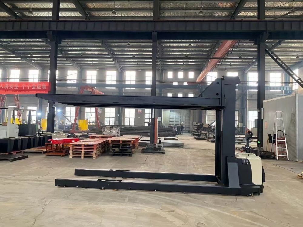 Load Capacity 2500kg Electric Pallet Stacker For Furnace, 4 Forks Electronic Steering Pedal
