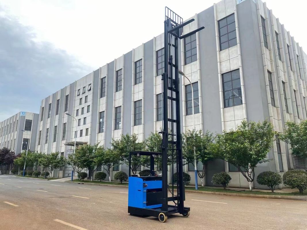 Electric Reach Truck Vehicle Move Forward Forklift Truck Carrying Capacity 2000 KGS Lifting Height 6500  Mm